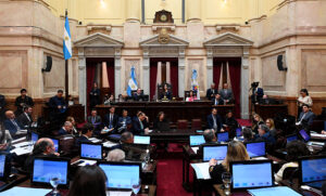 A mano alzada y sin debate previo, los senadores se aumentaron el sueldo