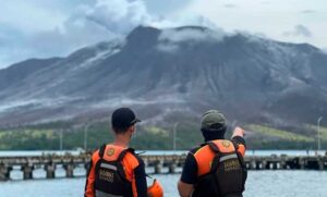 Indonesia advierte sobre un potencial tsunami a raíz de las erupciones del volcán Ruang