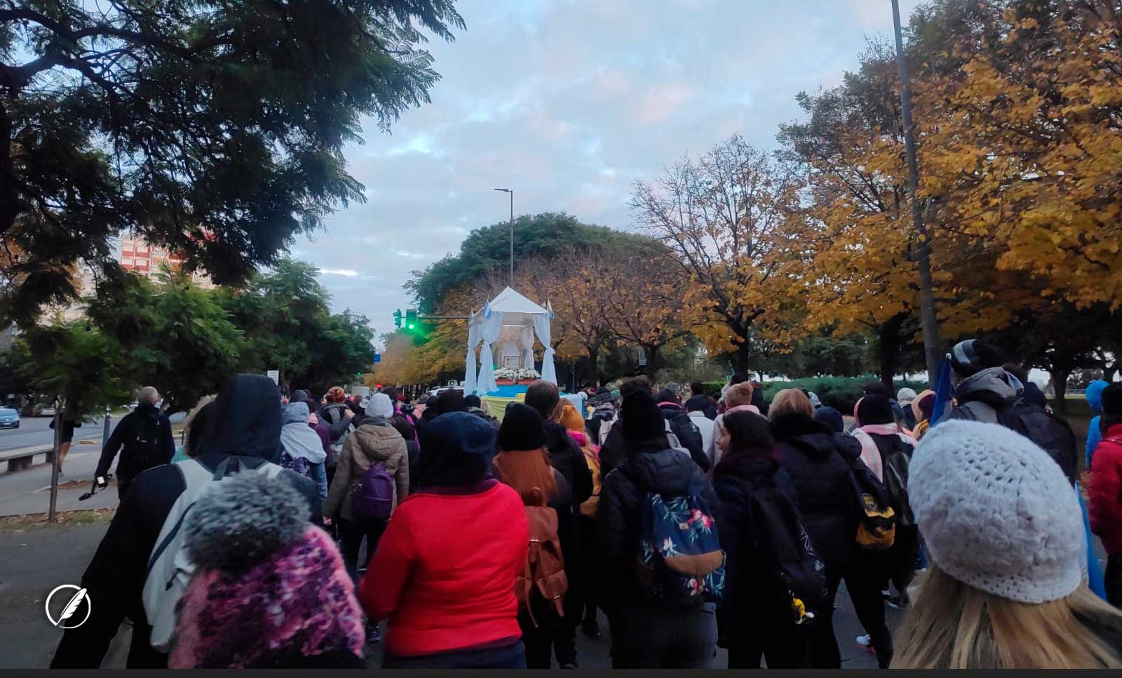 Cientos de fieles acompañaron a la Virgen en la peregrinación Rosario- San Lorenzo