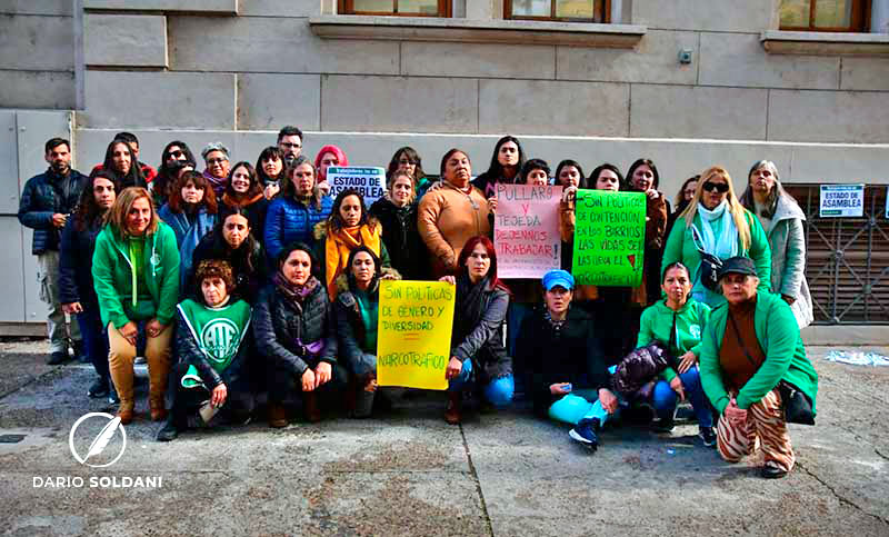 Trabajadoras del ex Ministerio de Mujeres de Santa Fe se declaran en alerta por despidos masivos