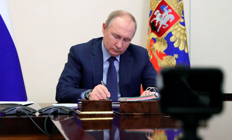 Putin firma un decreto para permitir la confiscación de propiedades de Estados Unidos