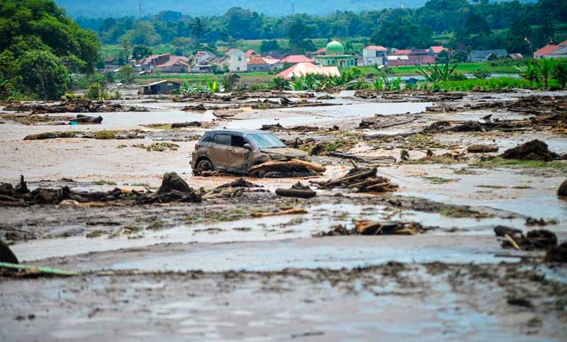 Sumatra Occidental: inundaciones causaron al menos 43 muertes y 15 personas continúan desaparecidas