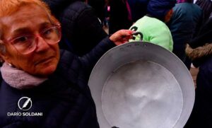 Marcha de las ollas vacías: organizaciones sociales se instalan frente a la Municipalidad en reclamo de alimentos