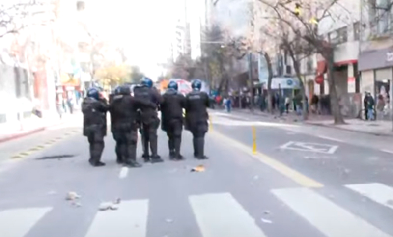 Tensión en el centro de Córdoba: la Policía reprimió a quienes se manifestaban contra Milei