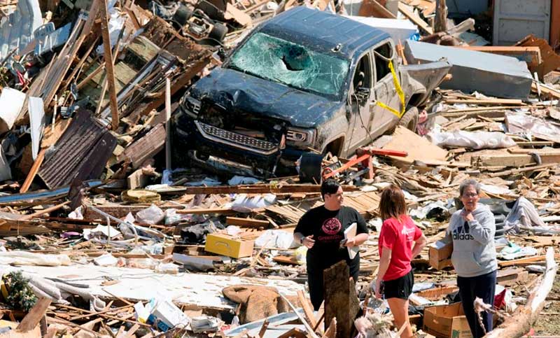 Tornado arrasó un pueblo de Estados Unidos y dejó varios muertos