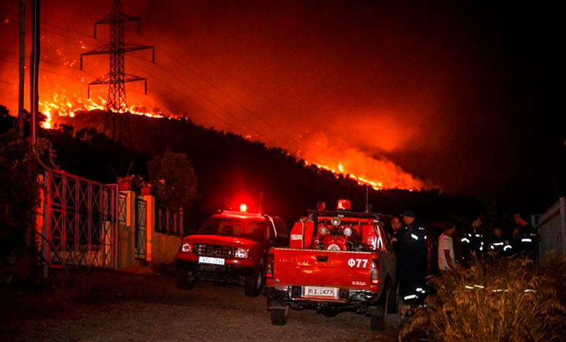 Grecia combate incendios forestales activados por vientos huracanados