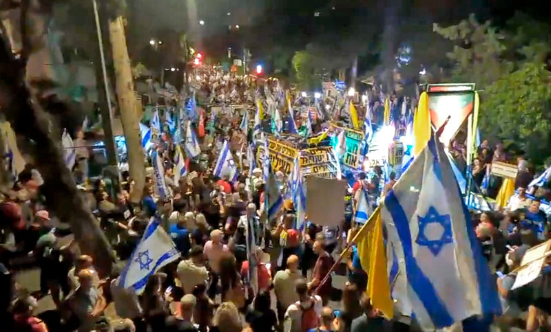 Detienen a ocho manifestantes durante una protesta frente a la casa de Netanyahu