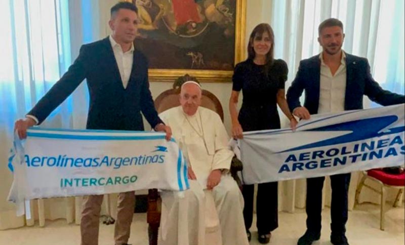 Tras ser descartada su privatización, Francisco se sacó una foto junto a una bandera de Aerolíneas Argentinas