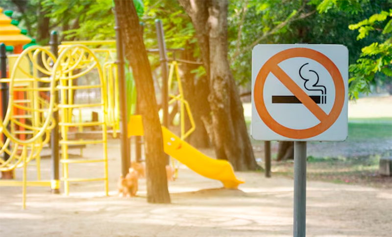 Ya no se podrá fumar en ciertas áreas de plazas y parques rosarinos: detalles de la ordenanza que aprobó el Concejo