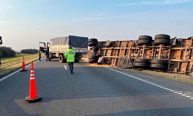 Detienen a un conductor alcoholizado que volcó su camión en plena Ruta Nacional 9