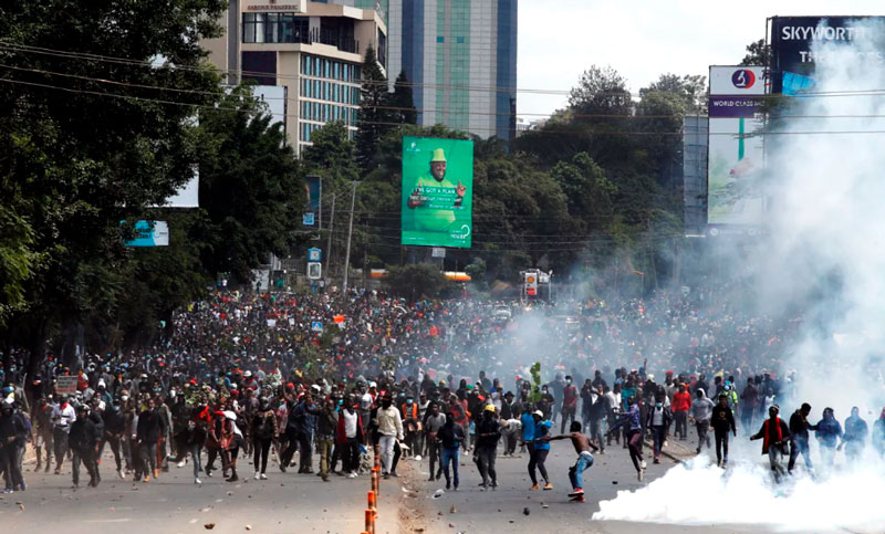 Manifestantes en Kenia atacan Parlamento tras aprobación de una polémica suba de impuestos