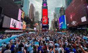 Una marea celeste y blanca colmó el Times Square antes del partido frente a Chile