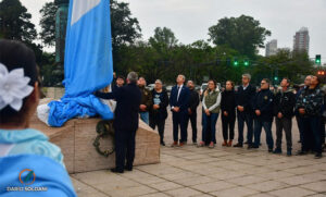 La bandera argentina volvió a flamear en el mástil mayor del Monumento