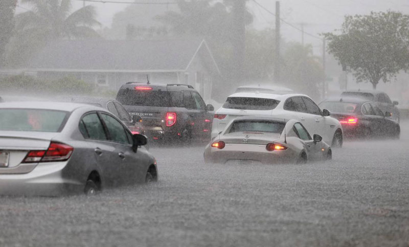 Fuertes lluvias azotan el área de Miami y otras partes del sur de Florida con amenazas constantes de inundaciones destructivas