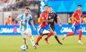 Argentina lo ganó sobre el final y clasificó a los cuartos de la Copa América