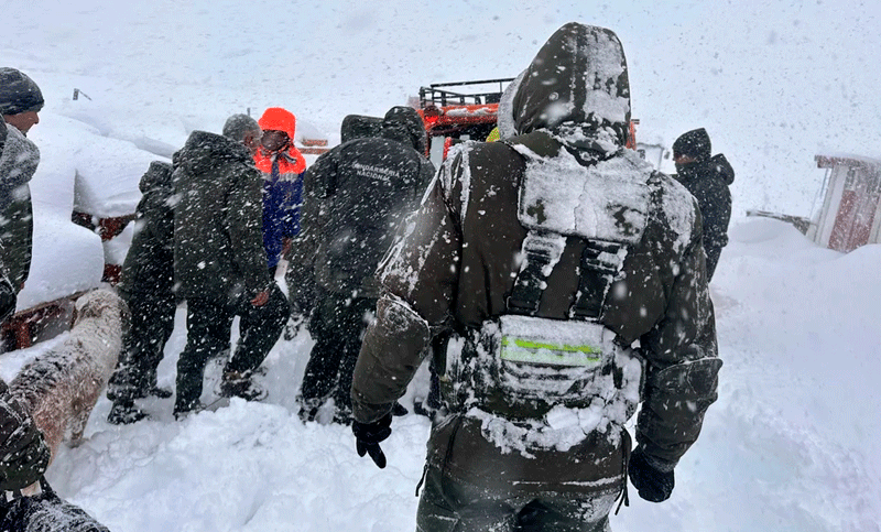 Un camión de Gendarmería volcó en Alta Montaña y debieron rescatar a 11 agentes