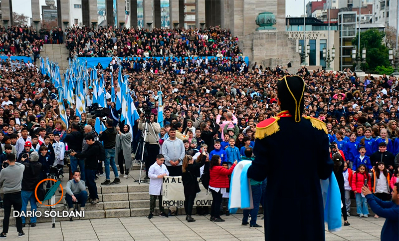 En la previa al 20 de junio, miles de niños le prometieron lealtad a la bandera