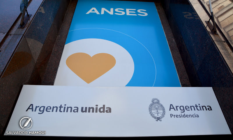 ¿Quiénes cobran la semana próxima el extra de 234 mil pesos de Anses?