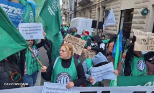 Estatales rosarinos protestan por los despidos y el vaciamiento de la salud provincial y nacional