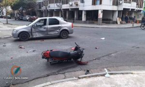 Brutal choque entre una moto y un auto en Pueyrredón y 3 de Febrero