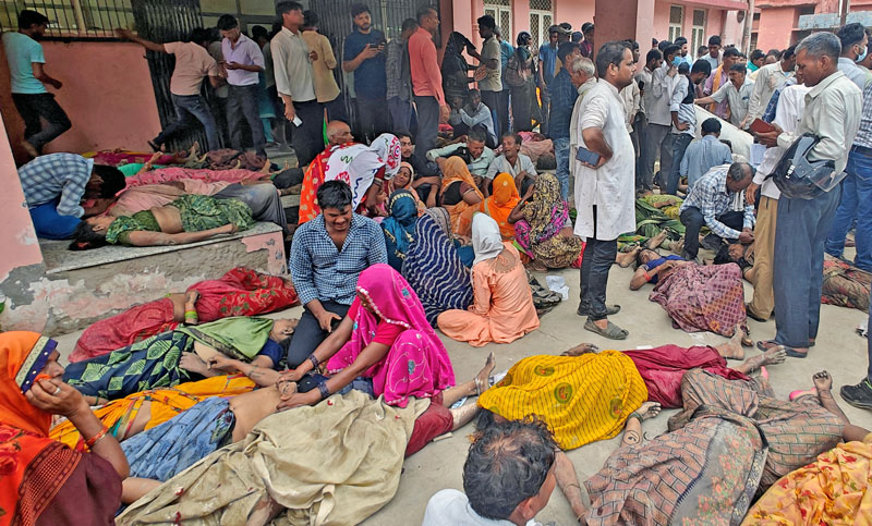 Mueren al menos 116 personas tras una estampida en un festival religioso en el norte de India