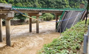 El derrumbe de un puente en la provincia de Shaanxi deja al menos 12 muertos y decenas de desaparecidos