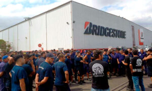 Trabajadores de Bridgestone temen por su empleo porque la empresa interrumpió la producción de neumáticos