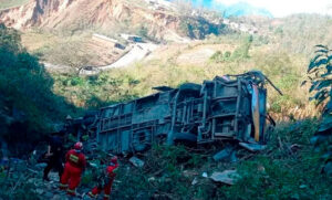 Al menos 21 personas murieron por el vuelco de un micro en la región de Ayacucho