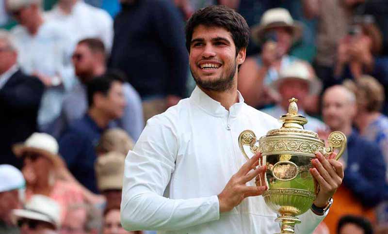 Alcaraz aplastó a Djokovic y se quedó con Wimbledon