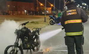 Le pidieron los papeles de la moto, no los tenía y la prendió fuego