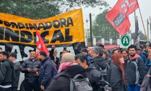 Trabajadores del neumático reclamaron contra despidos en Bridgestone