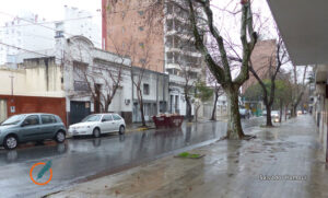 Martes cubierto con lluvia débil y 100% de humedad