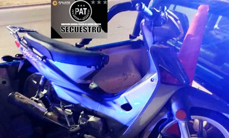 Compraron una moto con dólares falsos pero terminaron detenidos tras una persecución policial