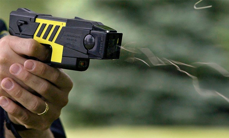 La Policía de Santa Fe, cerca de tener pistolas Taser: se complementarán con las armas de fuego