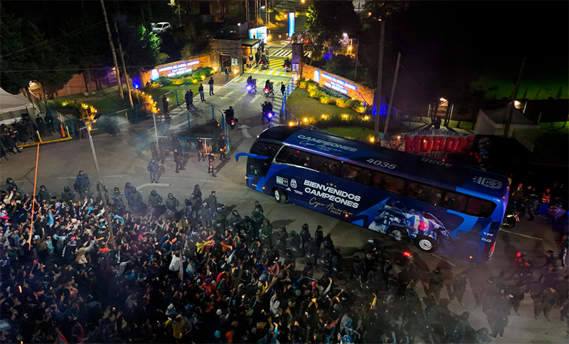 La Selección llegó a Argentina: fue recibida por una multitud de hinchas que festejó con los jugadores