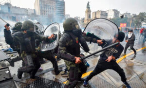 El Gobierno justificó la represión en el Congreso y dijo que los manifestantes querían dar un golpe de Estado