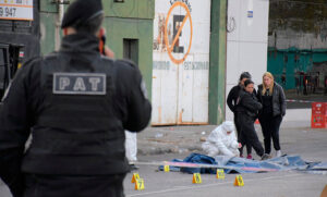 Un hombre fue asesinado en la zona noroeste de Rosario y los homicidas dejaron una nota amenazante