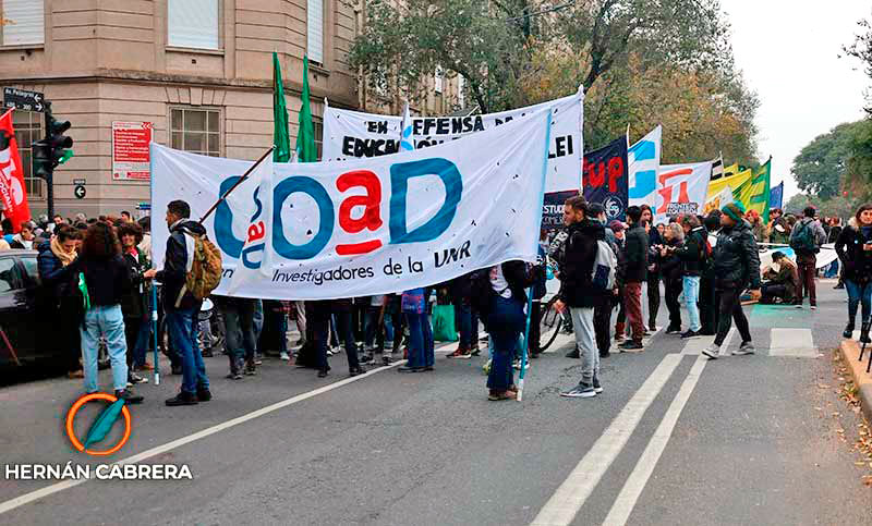 Docentes universitarios buscan profundizar su plan de lucha mientras la UNR declara la emergencia salarial