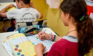 Estudiantes no podrán usar los celulares en las aulas de la ciudad de Buenos Aires