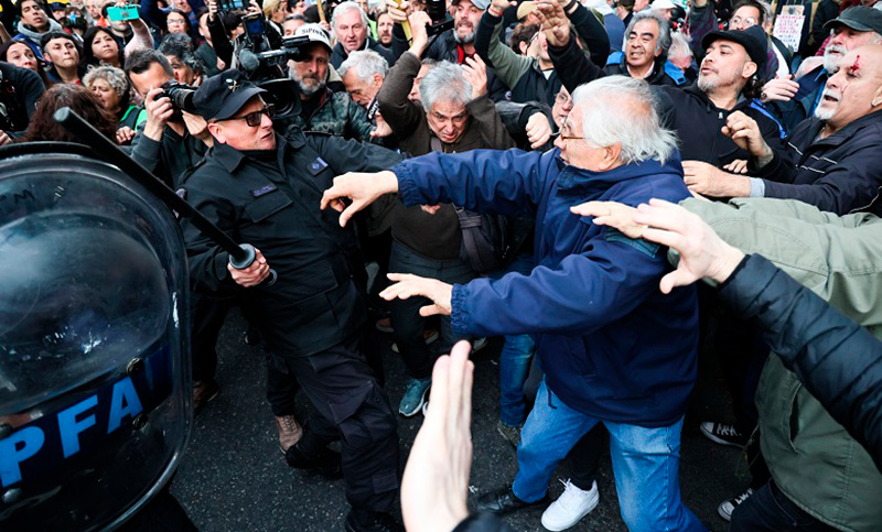 Brutal represión contra jubilados en el Congreso que reclamaban contra el veto de Milei a la reforma jubilatoria