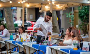 Siete de cada 10 trabajadores jóvenes viven con sus padres en España por alto precio de vivienda