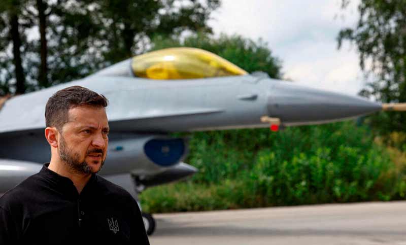 Zelenski echó al jefe de la fuerza aérea ucraniana tras la pérdida de un avión de combate F-16