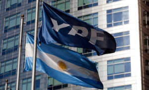 YPF: piden mails y WhatsApp de Massa, los Caputo y otros 23 funcionarios para embargar a la Argentina