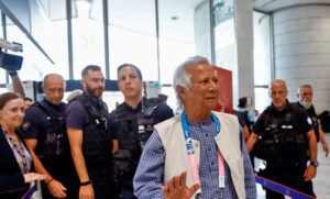 Muhammad Yunus llega a la capital Daca para encabezar el Gobierno interino de Bangladesh