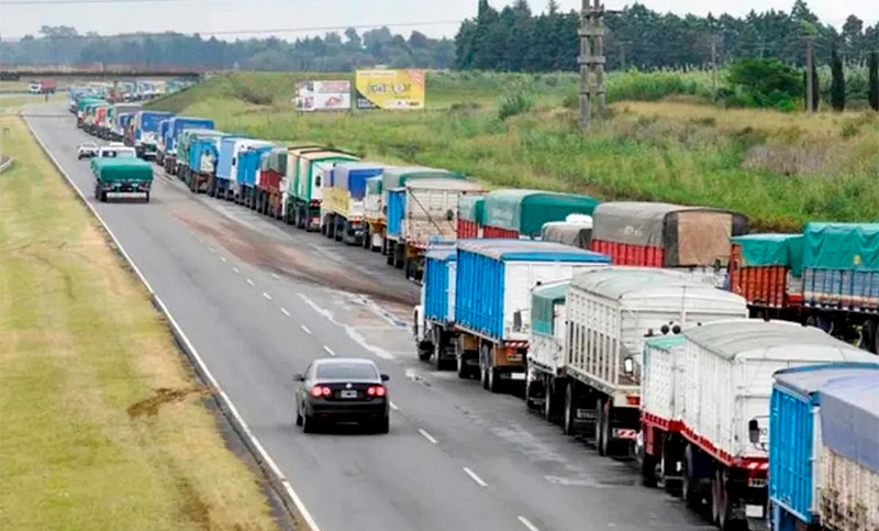 Kilométricas colas de camiones esperando descargar en fábricas paradas