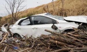 Tras un choque en Circunvalación, un auto cayó por la barranca y su conductora herida