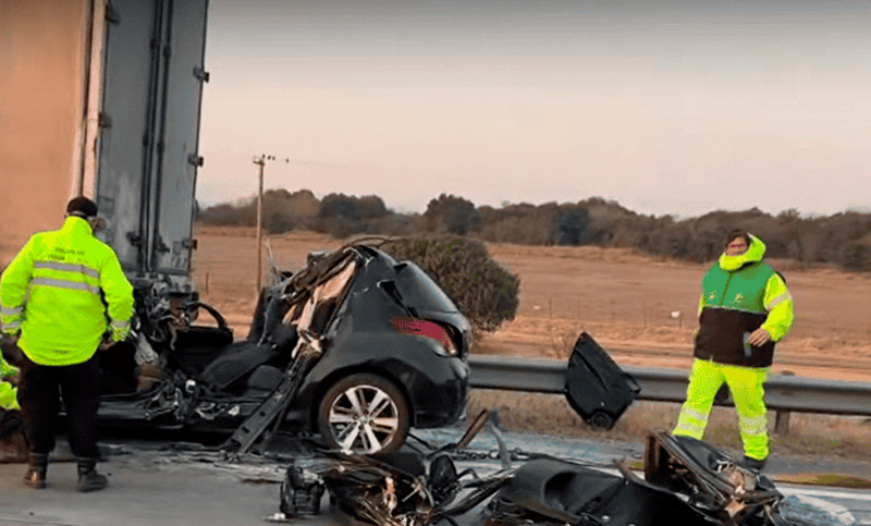 Siniestro fatal: dos personas fallecieron al chocar un auto y un camión en la autopista Rosario Córdoba