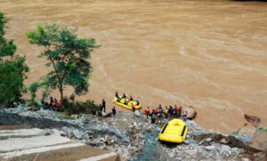 Deslizamientos de tierra dejan 12 muertos en Nepal