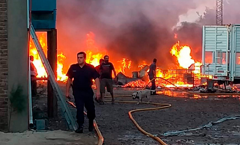 Controlan un feroz incendio en el Parque Industrial de Gualeguaychú