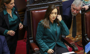 Senadores dieron marcha atrás con el aumento de dietas y congelaron los sueldos